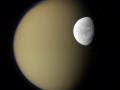 20 Nisan 2010 : Cassini'den Satrn'n Uydular Dione ve Titan