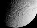 24 Haziran 2008 : Ithaca Çatlağı : Satürn'ün Uydusu Tethys'teki Büyük Uçurum