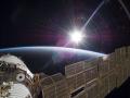 30 Kasım 2009 : Uzay İstasyonundan Parlak Güneş ve Hilâl Görünümünde Dünya