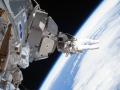 24 Şubat 2010 : Astronot Panoramik Uzay Penceresini Takarken